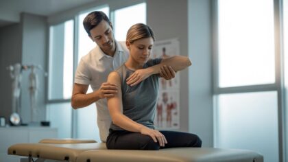 Deze fysiotherapeut manipulatie verlicht gespannen schouders in 30 seconden chrono direct onmiddellijk meteen